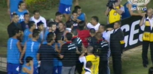 Confusão do intervalo da final da Copa Sul Americana, que só veio a piorar e causar o termino da partida ainda no intervalo (Foto: Reprodução/Fox Sports