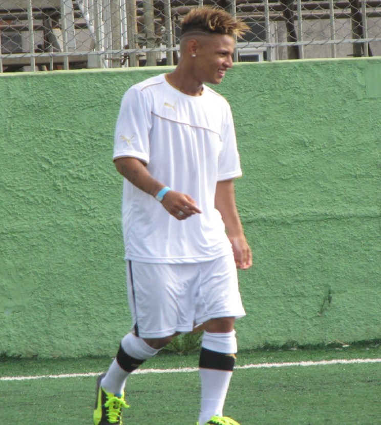 Mais aclamado na arquibancadas, Neilton fez a festa dentro de campo (Foto: Gustavo Tomazeli)