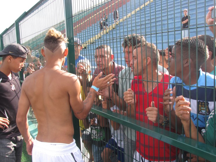 Neilton é aclamado pelos torcedores após a partida e atende ao público presente (Foto: Gustavo Tomazeli)